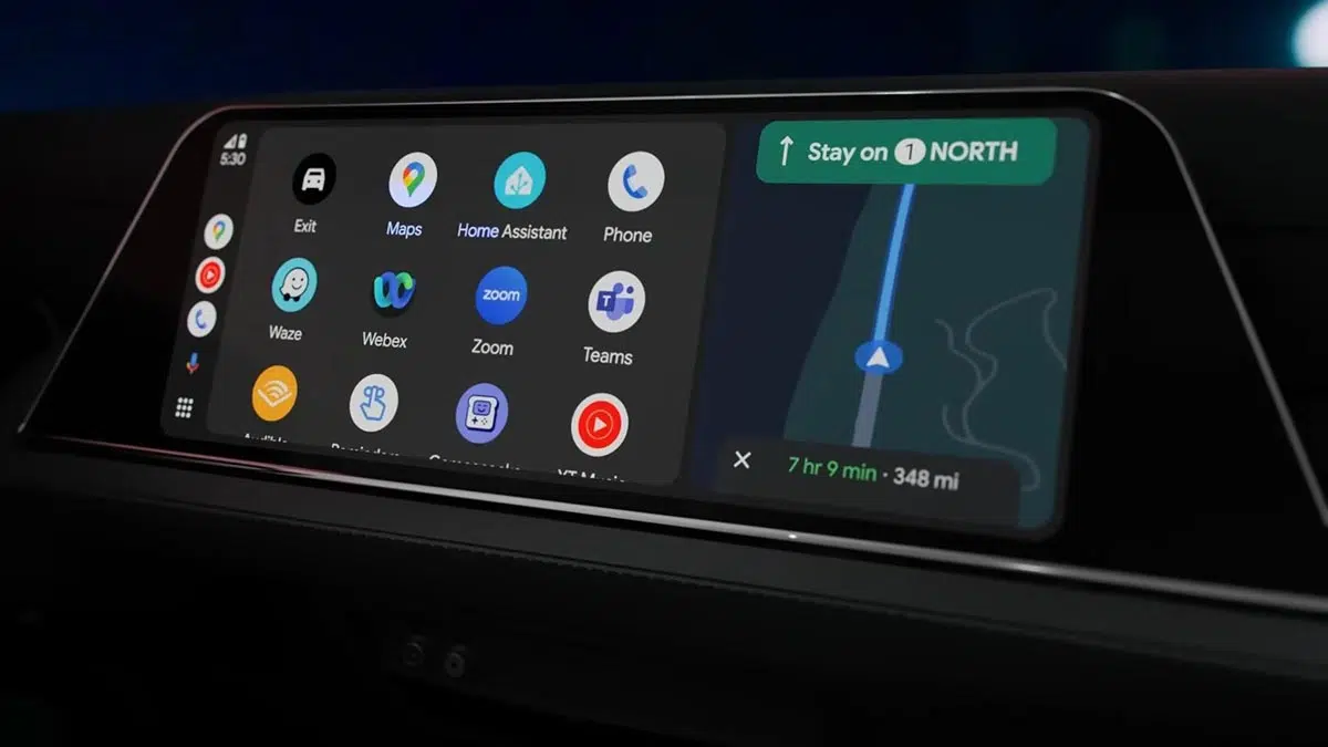 Interface Android Auto en version 14.1 affichée en plein écran sur un large écran tactile de véhicule