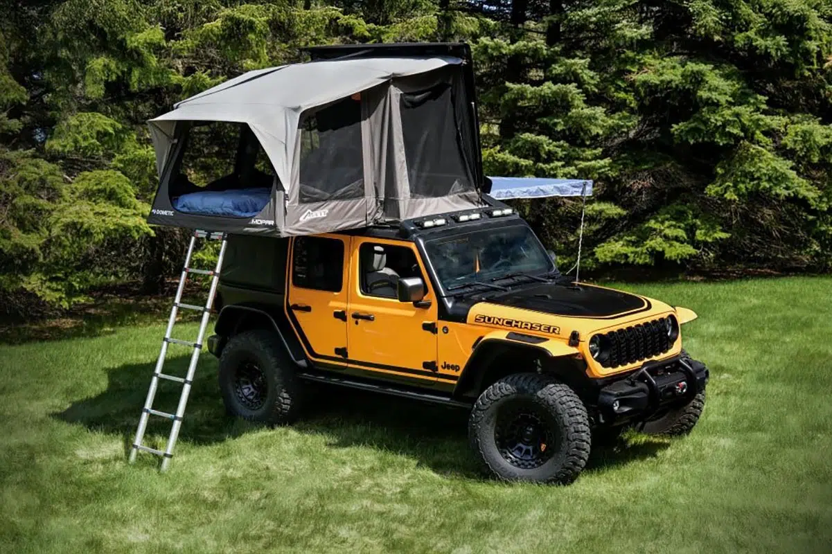 Profil latéral de la Jeep Wrangler 4 portes équipée de la tente de toit AATT déployée
