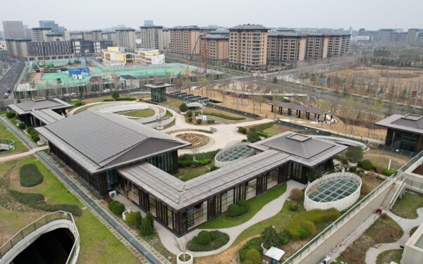 Vue panoramique de Xiong'an avec ses infrastructures ultramodernes et son architecture futuriste, symbole de l'avancée technologique chinoise en matière de connectivité 10G