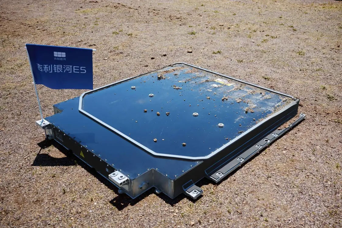 Batterie du Galaxy E5 après test d’écrasement par char ZTZ-59D sans fuite ni explosion