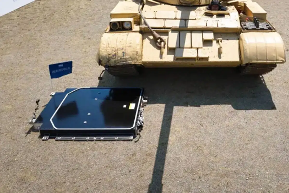 SUV électrique chinois subissant un test de résistance extrême avec passage de char d'assaut, démontrant la robustesse révolutionnaire de sa technologie batterie