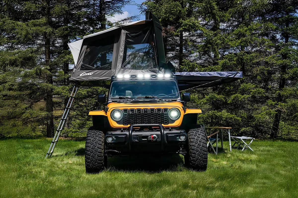 Face avant de la Jeep Wrangler avec auvent AATT ouvert sur terrain de bivouac