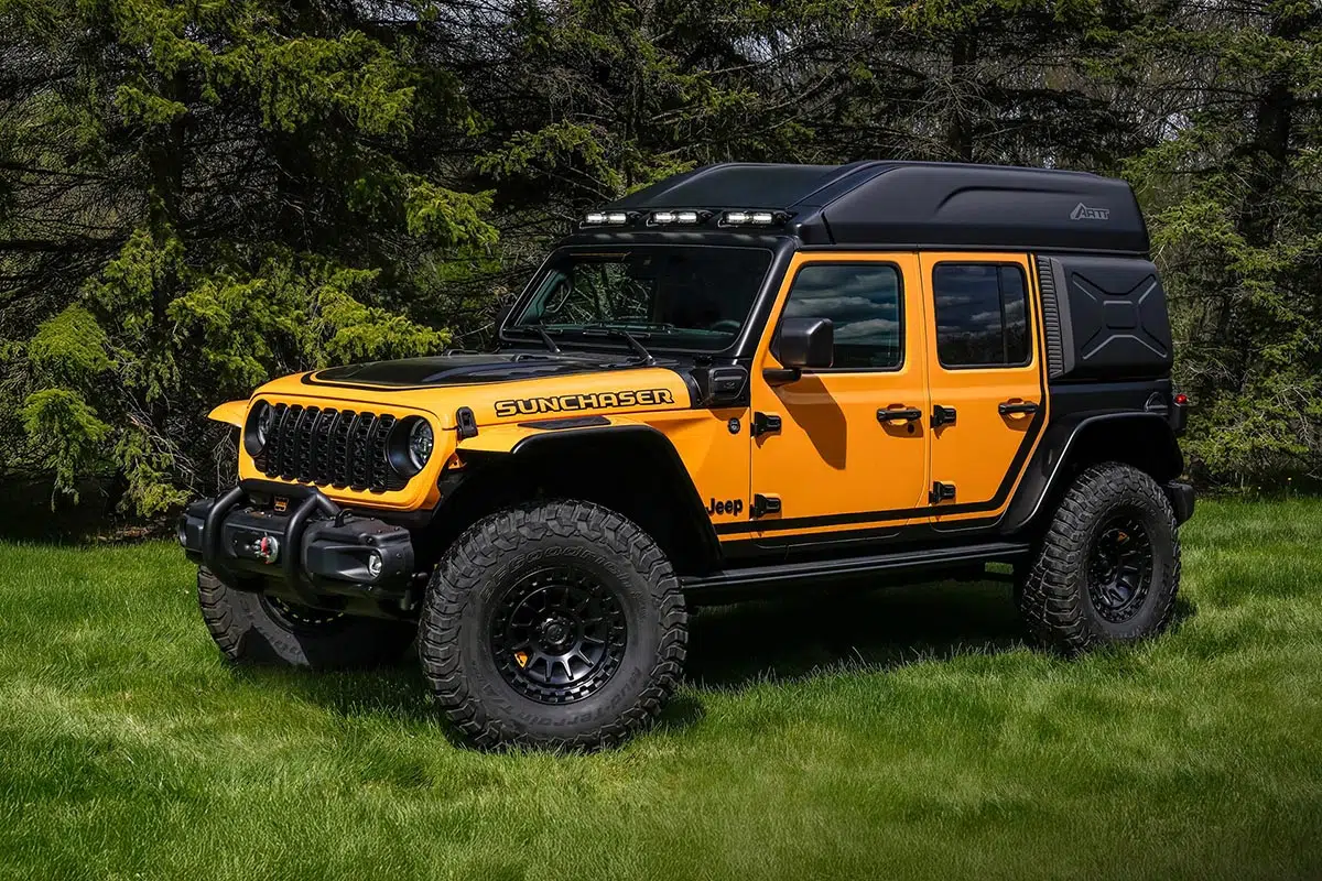 Jeep Wrangler équipé de la tente-auvent ARTT en carbone déployée en milieu naturel sauvage, alliant robustesse et technologie légère