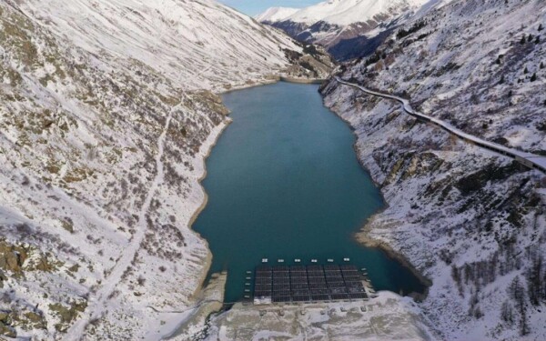 La Suisse couvre les Alpes de panneaux solaires et réalise l'impensable