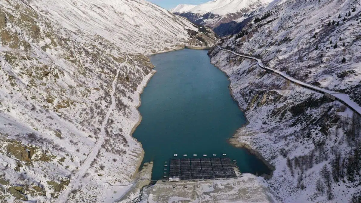 La Suisse couvre les Alpes de panneaux solaires et réalise l'impensable