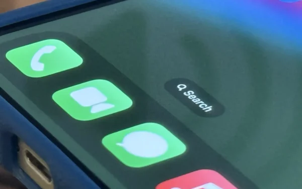 iPhone utilisant l'assistant vocal pour parler à la place d'une personne