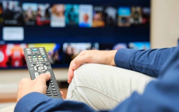 Terre fendue et horloge symbolisant urgence climatique