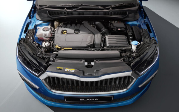 Voiture essence Euro 6 moderne avec échappement propre, contrastant avec les sources cachées de pollution non mesurées par les normes