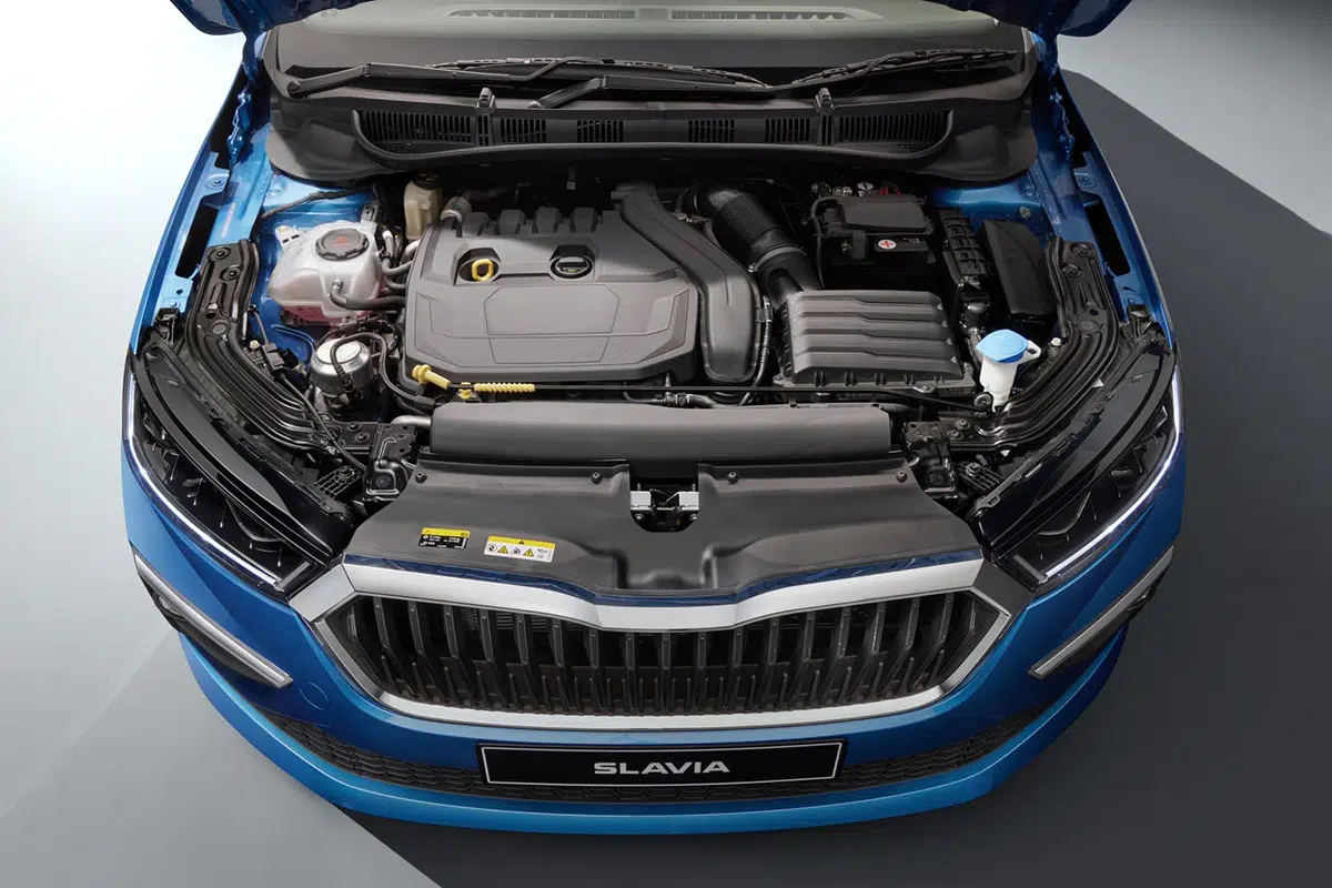 Voiture essence Euro 6 moderne avec échappement propre, contrastant avec les sources cachées de pollution non mesurées par les normes