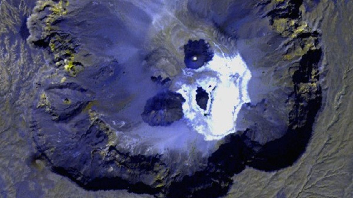 crâne géant apparaît dans un cratère volcanique du sahara