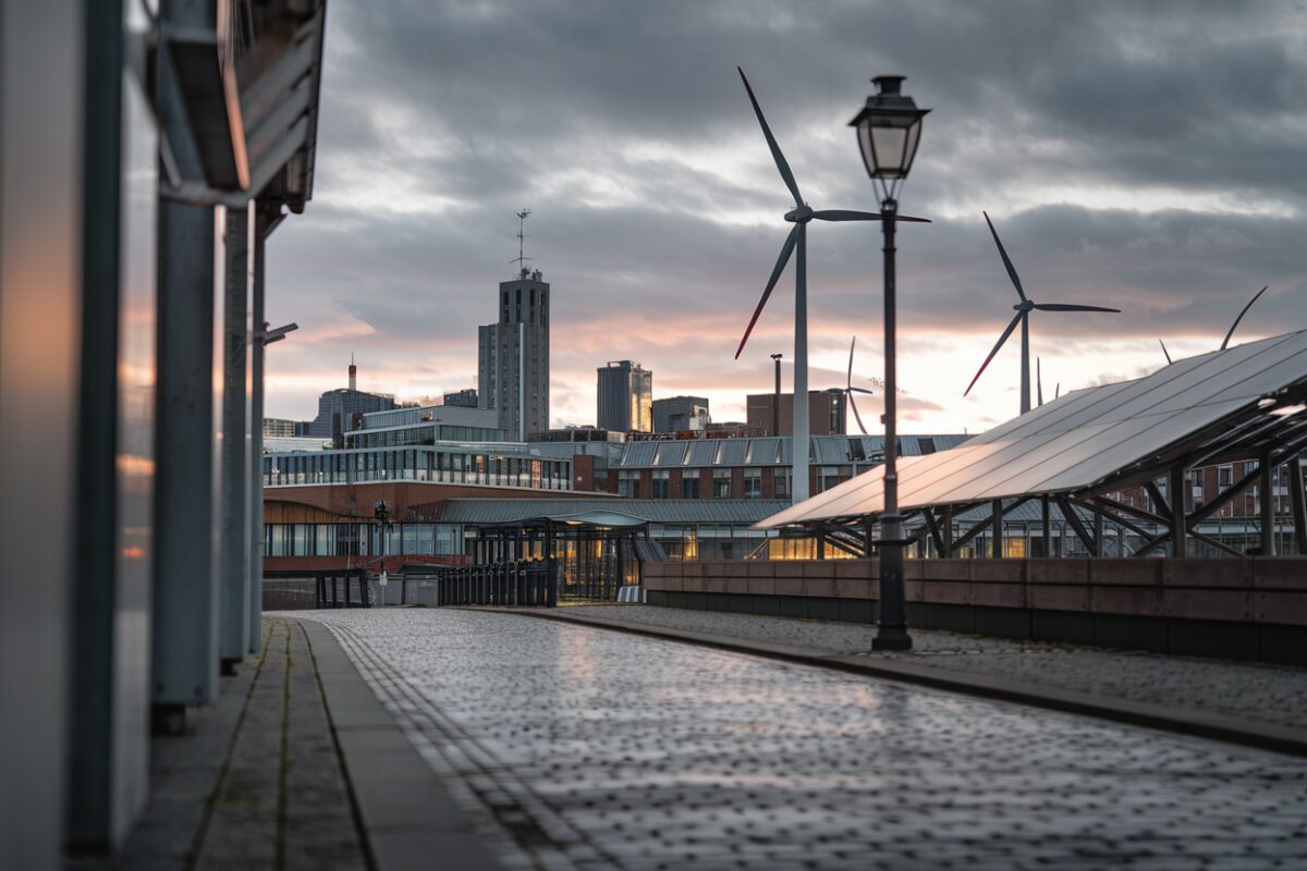 Skyline d'une ville européenne avec des éoliennes et panneaux solaires