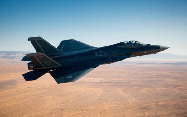 Le F-117 Nighthawk : pourquoi il continue de voler jusqu'en 2034