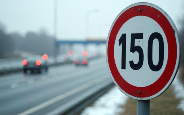 Panneau 150 km/h sur une autoroute française en expérimentation