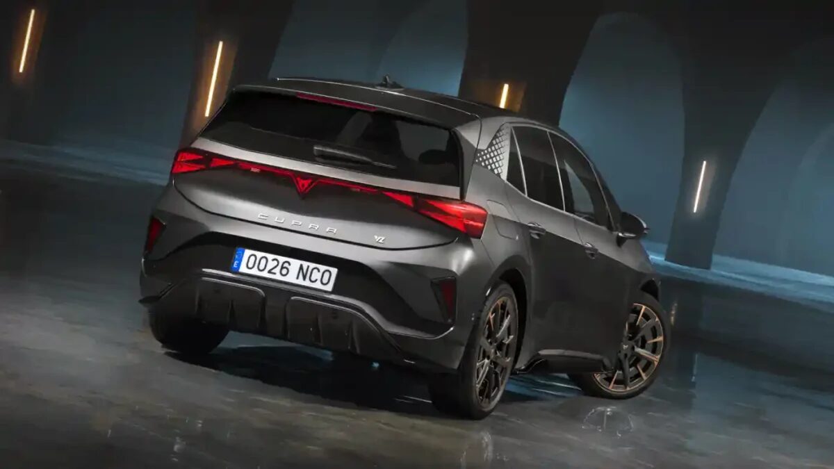 Cupra Born restylée arrière compacte électrique hayon éclairage