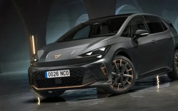 Cupra Born restylée compacte électrique 58 kWh LFP 424 km WLTP intérieur amélioré prix 40250