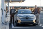Un véhicule électrique Renault en charge sur une borne rapide moderne