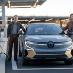 Un véhicule électrique Renault en charge sur une borne rapide moderne