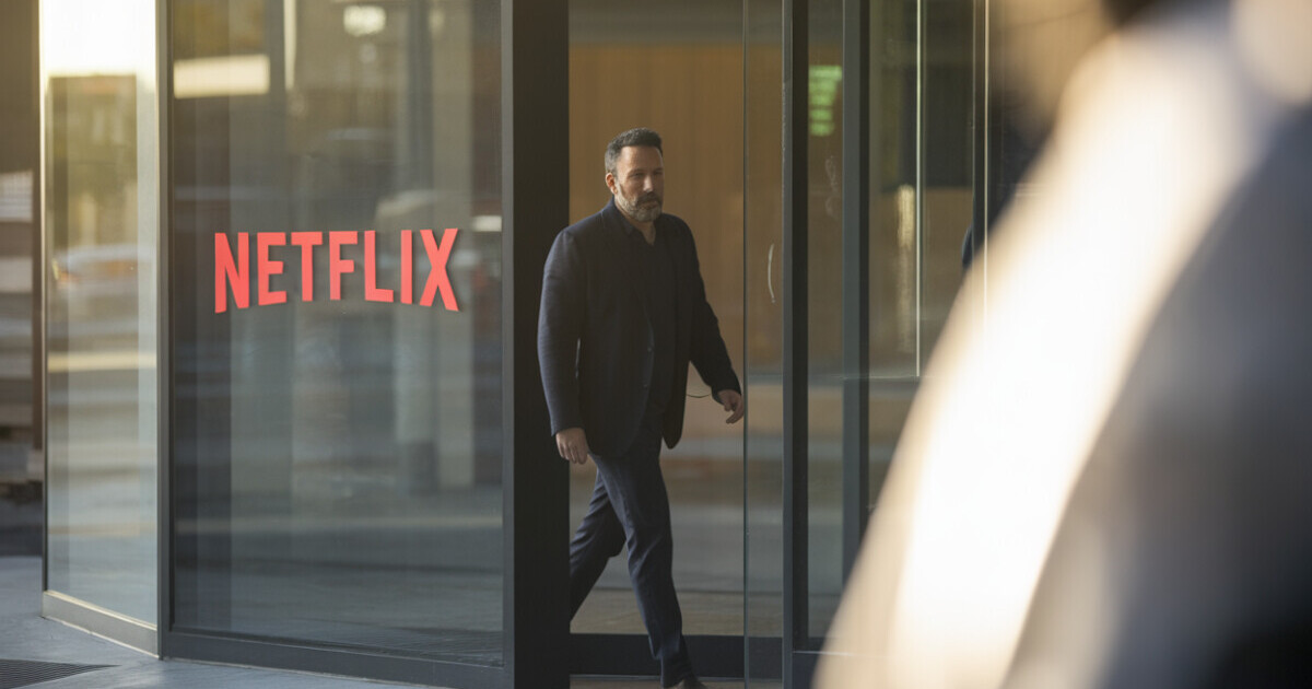 Ben Affleck devant un immeuble à Los Angeles, ambiance acquisition Netflix