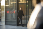 Ben Affleck devant un immeuble à Los Angeles, ambiance acquisition Netflix