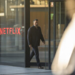 Ben Affleck devant un immeuble à Los Angeles, ambiance acquisition Netflix