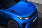 Un Range Rover Sport SV Ultimate Edition bleu devant le studio de Solihull