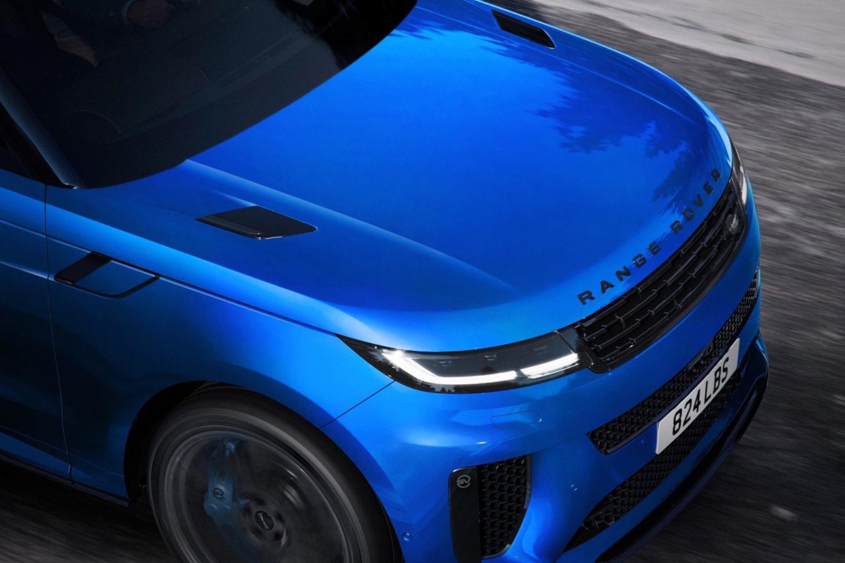 Un Range Rover Sport SV Ultimate Edition bleu devant le studio de Solihull