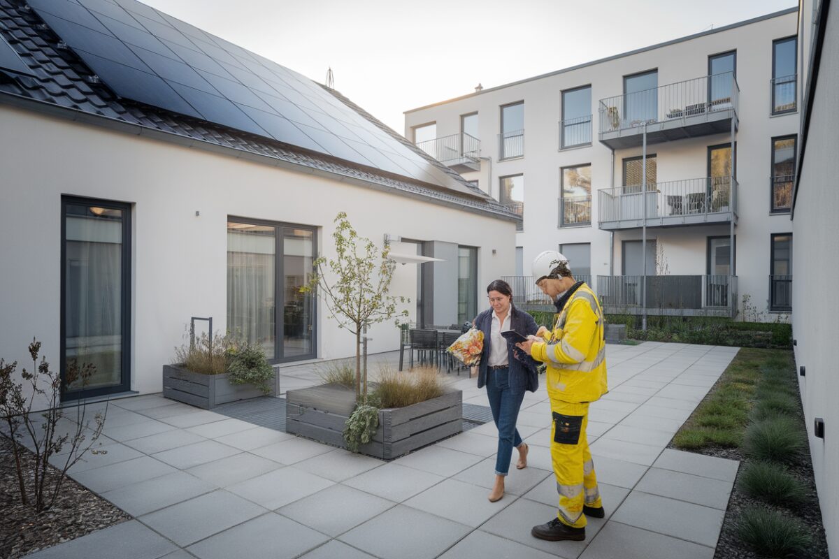 Technicien contrôle une installation solaire sur immeuble résidentiel moderne