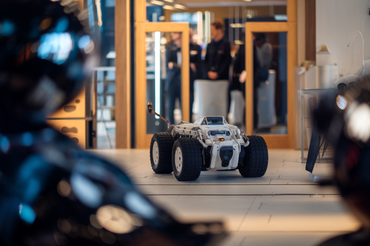 Robot quadrupède compact explorant un terrain rocailleux martien accidenté