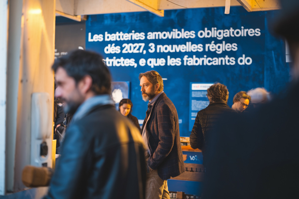 Smartphone ouvert avec batterie amovible visible, entourée de composants électroniques