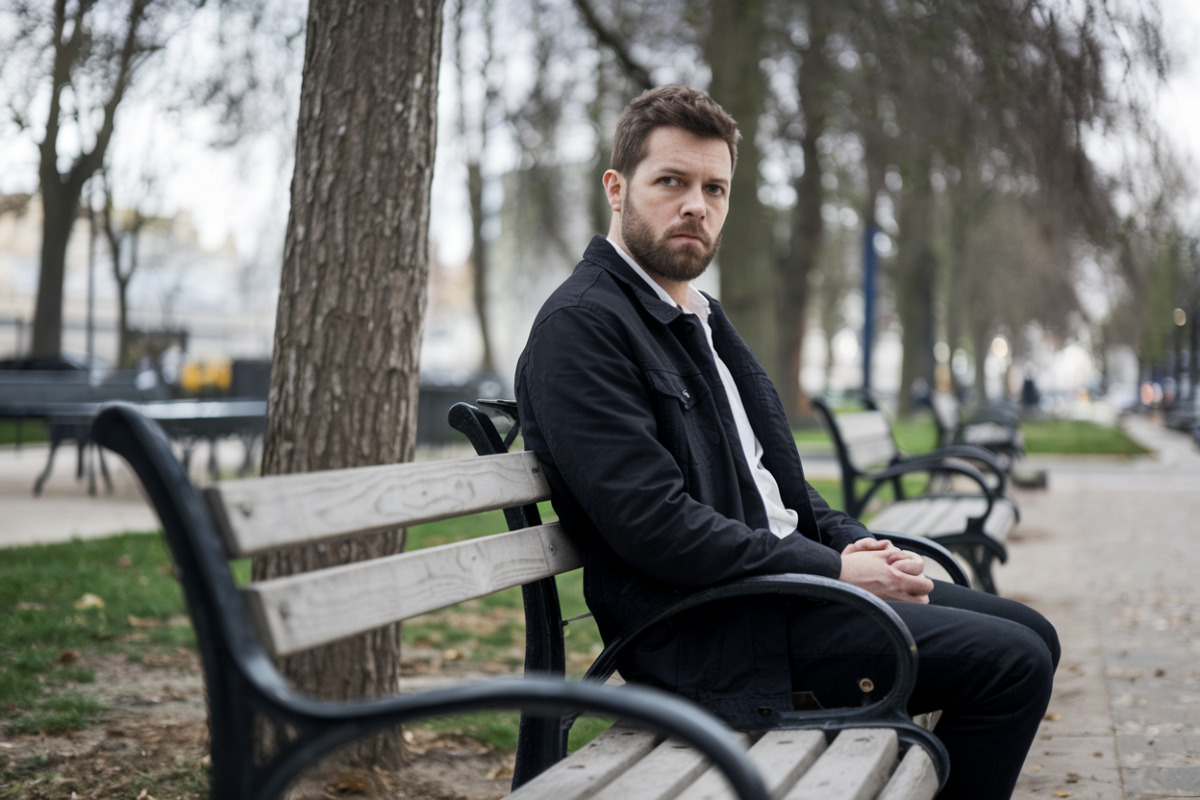Écrans d'ordinateur affichant des données de sécurité compromises et alertes cybernétiques