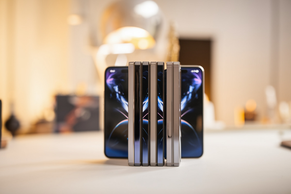 Un iPhone Fold déplié affichant son écran OLED brillant, deux épaisseurs visibles côte à côte.