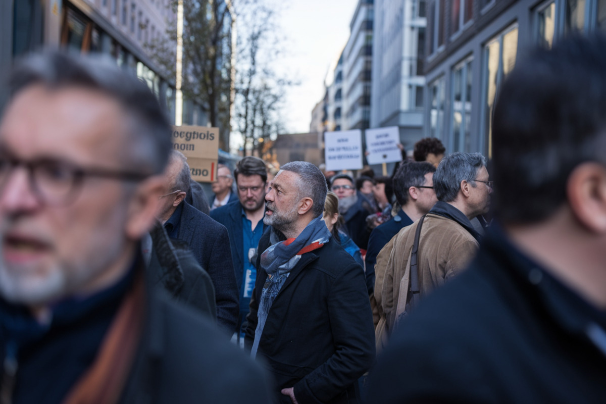 Plus de 100 personnalités, experts en IA, appellent au boycott, ce qui surprend les géants de la technologie Experts et personnalités manifester contre les géants de la technologie lors d'une conférence.