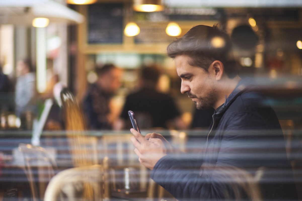 Un smartphone affichant un message SMS suspect imitant une alerte bancaire frauduleuse.