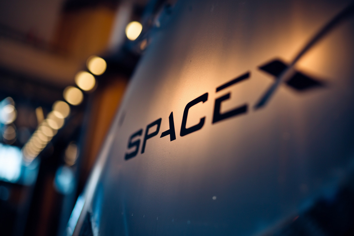 SpaceX, 3 retards de lancement, revenus en baisse, ce qui inquiète les investisseurs d'Elon Musk Une fusée SpaceX au sol avec panneau