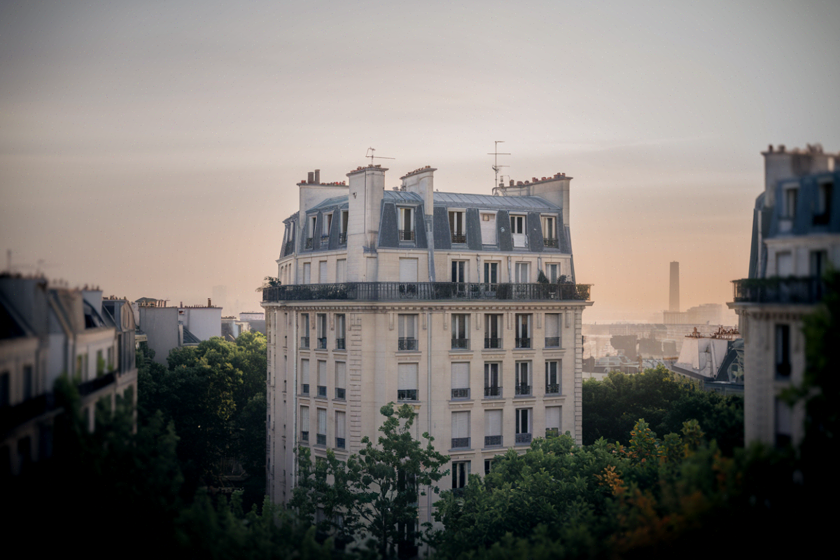 Tour d'habitation sans volets exposée à la canicule 2026, illustrant les logements inadaptés à la chaleur